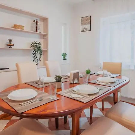 Ingyenes Parkolas Kert, Enyelmes Apartmán